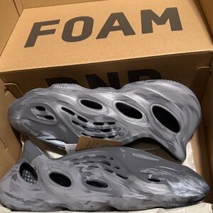 Adidas YZY Foam RNR in MX granite